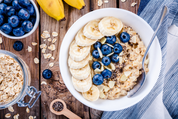 Avena fría con chía y frutas. ¡Un súper desayuno!